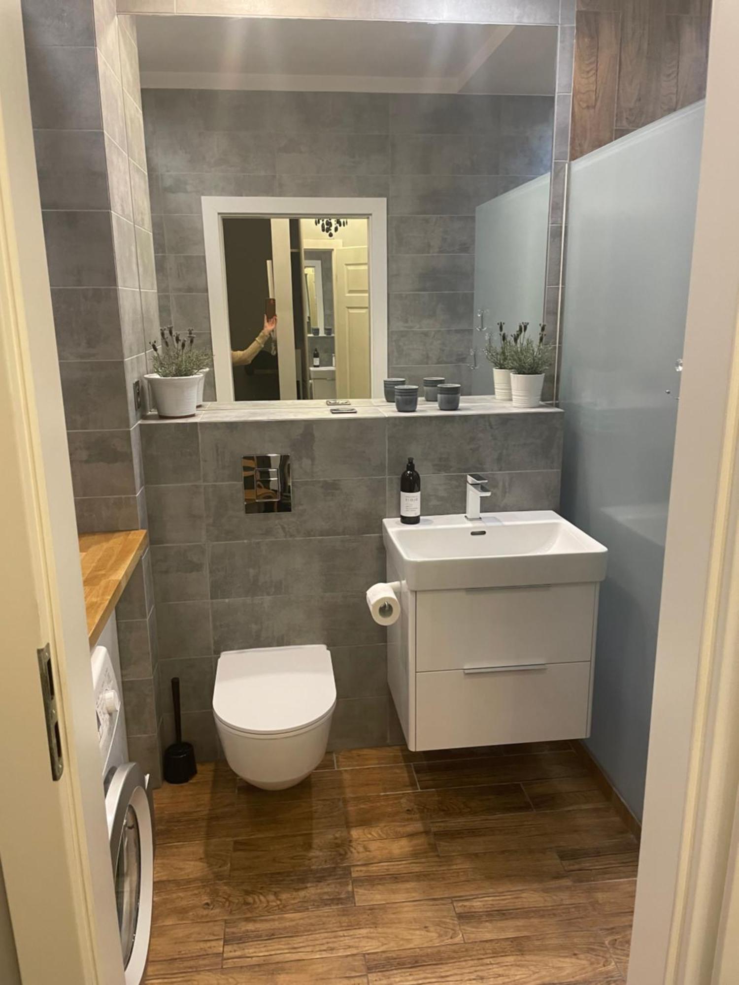 Uroczy Apartament Apartment Lodź Bagian luar foto